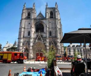 Los bomberos están trabajando en la Catedral de San Pedro y San Pablo en Nantes el 18 de julio de 2020 después de que un incendio devastó partes del edificio gótico antes de ser controlado. Foto: AFP