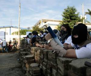 Los manifestantes opositores se refugiaron en la sede de la Universidad Centroamericana (UCA) y en la Catedral de Managua, donde estudiantes levantaron a toda prisa barricadas para defenderse de posibles nuevos ataques.