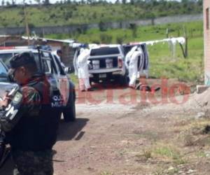 La víctima quedó a la par de su vehículo en la colonia Hábitat del Valle de Amarateca. Foto Estalin Irías/EL HERALDO.