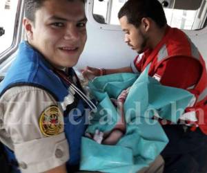 El bebé fue atendidó por los paramédicos y rápidamente fue trasladado al HEU junto a su madre.