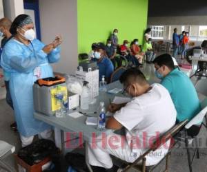 El plan de inoculación se realiza en el Palacio Universitario de los Deportes en un horario de 12:00 del mediodía a 4:00 de la tarde. Foto: El Heraldo