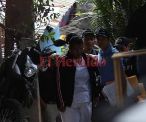 La mujer fue llevada ante las autoridades para aclarar las acusaciones. Foto: Alex Pérez/EL HERALDO