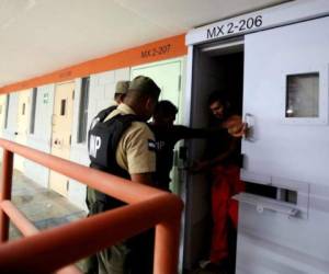 Este martes unos 378 reclusos fueron trasladados hacia la cárcel de El Pozo en Ilama, Santa Bárbara, occidente de Honduras.