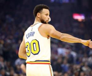 Stephen Curry anotó 23 puntos en los 27 minutos en los que tuvo participación ante los Toronto Raptors. Foto: AFP