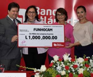 Guillermo Bueso, Presidente Ejecutivo de Banco Atlántida; Rosemonde Abedrabbo, Presidenta Ejecutiva de Funhocam; Lia Bueso de Castellanos, Presidenta Honoraria de FUNHOCAM y Karen Mendoza.