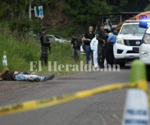 El cuerpo de un hombre fue encontrado en El Chimbo, en el kilómetro cinco carretera a Valle de Ángeles la tarde de este martes. Foto: Juan Salgado / EL HERALDO