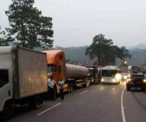 Las rastras y camiones coparon la carretea CA-5 entre Siguatepeque y Taulabé este martes.