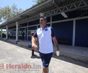 Momento cuando Diego Vazquez se aprestaba a tomar el autobús hacia San Pedro Sula. Foto: David Romero / EL HERALDO