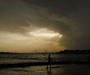 Un niño parado en la orilla del rí­o Ganges durante un caluroso día en Prayagraj, India. Foto: AP.