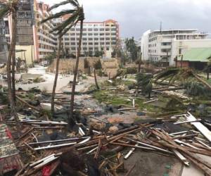 Juan Manuel Méndez, director del Centro de Operaciones de Emergencias, detalló que cerca de 11.200 personas habían sido evacuadas en toda la nación ante las posibles inundaciones que se puedan producir durante la noche del jueves o la madrugada del viernes debido a las lluvias que han golpeado el territorio dominicano. Fotos: AP.