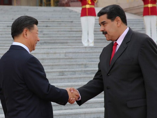 El presidente venezolano, Nicolás Maduro, estrechando la mano de su homólogo chino, Xi Jinping, durante la ceremonia de bienvenida en Beijing.