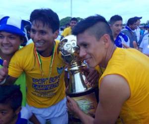 Los jugadores del Sport Boys celebran su primer torneo. Foto: @juanpasten2010