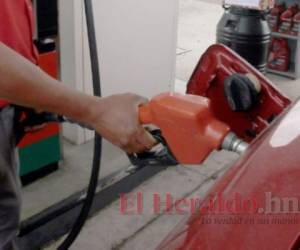 La gasolina superior se mantiene rondando los 100 lempiras por galón, tras constantes alzas registradas. Foto: El Heraldo