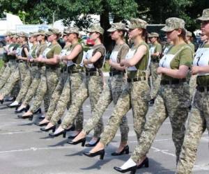 Una fotografía de un folleto tomada y publicada por el servicio de prensa del Ministerio de Defensa de Ucrania el 2 de julio de 2021 muestra a las soldados ucranianas con tacones mientras participaban en el ensayo del desfile. Foto: AFP