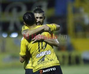 Jhow Benavídez junto a Delis Vargas celebran una de las anotaciones de la noche. Foto: EL HERALDO.