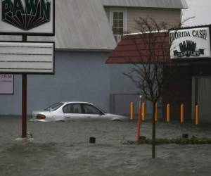 Un carro flota en un estacionamiento inundado por Matthew en St Augustine, Florida. /Foto AFP/