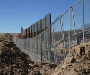 Según la ley, las autoridades estatales tendrán que elaborar una lista de las empresas que estén involucradas en la construcción del muro. Foto: AFP