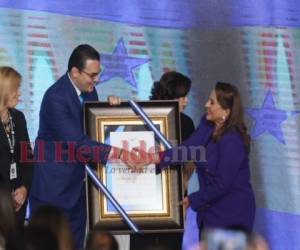 Xiomara Castro recibió del Consejo Nacional Electoral (CNE) la credencial que la convierte legalmente en presidenta de Honduras.
