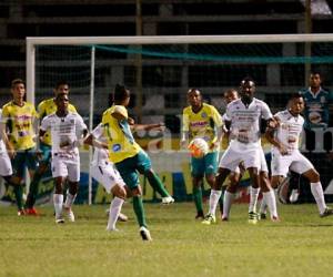 Platense y Juticalpa empataron a dos en un gran partido en el estadio Excélsior. Foto: Neptali Romero / Grupo OPSA.