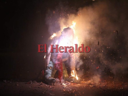 El monigote fue encendido a las 12:00 AM para despedir el año 2018. Foto: David Romero/EL HERALDO.