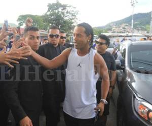Ronaldinho Gaúcho estuvo en Honduras durante tres días y cerró su visita con un juego en el Naciona de Tegucigalpa (Foto: EL HERALDO)