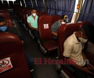 En todo el mundo, los sistemas de transporte exigen a sus usuarios que usen cubrebocas y les instan a mantener la distancia social. Foto: Johny Magallanes/EL HERALDO