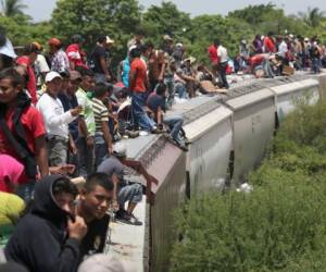 En 'La Bestia', subidos en la parte superior o colgados de los andenes, viajan multitudes de migrantes indocumentados, en su mayoría centroamericanos, en su afán por llegar a la frontera con Estados Unidos y cruzarla ilegalmente.
