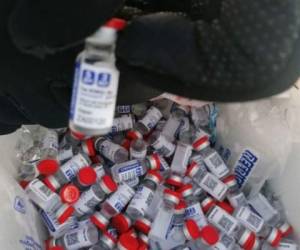 Los 1,155 frascos de vacunas rusas falsificadas fueron descubiertas en hieleras tradicionales junto con refrescos y golosinas en México. Foto: Twitter SATMX