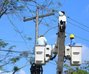 Las cuadrillas de mantenimiento realizarán cambios de cableado dañado, cambios de líneas y reparación de estructuras dañadas. Foto: EL HERALDO