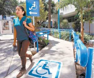 En la UNAH se han habilitado espacios para la libre locomoción de personas con discapacidad.