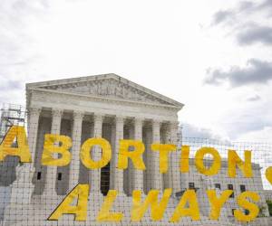 Decenas de personas piden a la Corte Suprema el derecho al aborto sin restricciones.