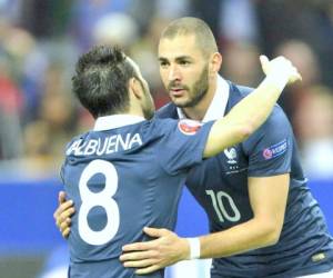 Valbuena y Benzema durante un partido de la selección francesa.