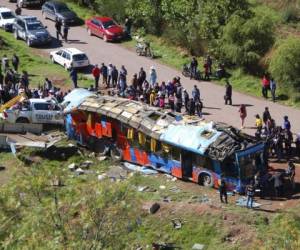 Residentes, policías y rescatistas llegaron al sitio de un accidente fatal de autobús, en Cuzco, que cayó por un acantilado. Foto: AP.