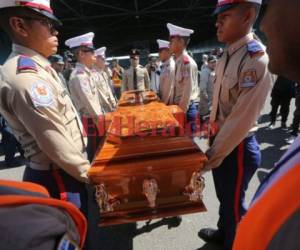 El féretro de Madrid llegó a la capital donde una escolta lo esperaba para hacer los actos protocolarios. (Foto: Johny Magallanes/ El Heraldo Honduras)