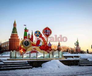 Un hombre saca una foto del reloj digital de la cuenta atrás de la Copa Mundial de la FIFA 2018 situado frente a la Plaza Roja y el Kremlin en Moscú. Foto AFP