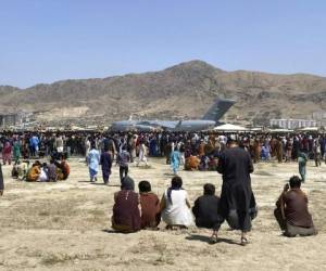 Tajik recibió una llamada el domingo por la tarde en la que se le dijo que tenía diez minutos para irse al aeropuerto. Figuraba en una lista de personas a ser evacuadas con destino a Estados Unidos o México. Foto: AP