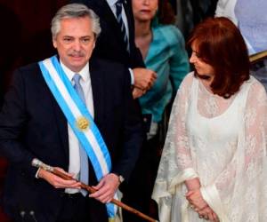 El nuevo mandatario recibió la banda presidencial y el bastón de mando de parte de Macri en el Congreso. Foto: AFP