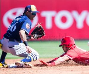 Mauricio Dubón (azul) en juego ante Anaheim en las primeras jornadas de la Cactus League. Foto: El Heraldo.