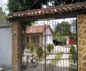 Fachada de la casa de campo en Bosques de Zambrano, en las afueras de la capital, que fue adquirida por Gabriela María Laínez Rubio y está incautada.