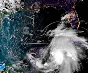 Los expertos le sugirieron a los habitantes de las zonas costeras del Golfo de México estar atentos al avance de la tormenta. Foto: AP
