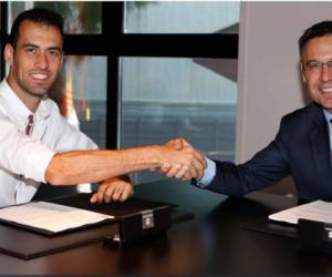 Sergio Busquets al momento de firmar el contrato este jueves en Barcelona. Foto: Sitio Web del Barcelona