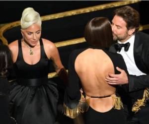 En esta imagen se observa el momento en el que Bradley Cooper besa a su entonces pareja Irina Shayk, mientras Lady Gaga se encuentra a su lado. La toma fue durante la ceremonia de los premios Oscar 2019.