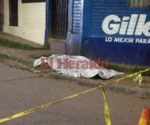 El cadáver de la víctima quedó tendido en la acera de la estación de buses de la colonia La Esperanza de la capital. Foto Estalin Irías/ EL HERALDO