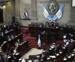 Diputados celebran que la mayoría decidiera no retirar la inmunidad del presidente de Guatemala. Foto AFP