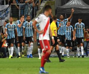 Gremio perdió la vuelta 2 - 1, resultado que los dejo fuera de la final, por los goles de visita que marcó River Plate. Foto/AFP