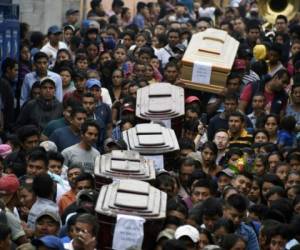 Las personas ya comenzaron con los actos fúnebres de sus familiares en Guatemala. Foto AFP