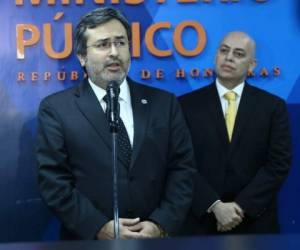 El ex vocero de la Maccih Juan Jiménez Mayor junto al fiscal general de la República Óscar Chinchilla. Foto EL HERALDO