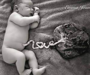 Bebé aún conectado a su placenta conmueve Facebook | Fuente: Facebook: Emma Jean Photography