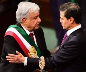 El Presidente saliente de México, Enrique Peña Nieto, saluda al Presidente entrante, Andrés Manuel López Obrador. Foto AFP