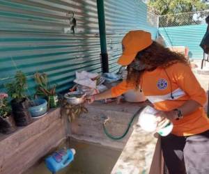 Las lluvias, agua estancada y acumulación de basura están contribuyendo a disparar los casos de dengue.